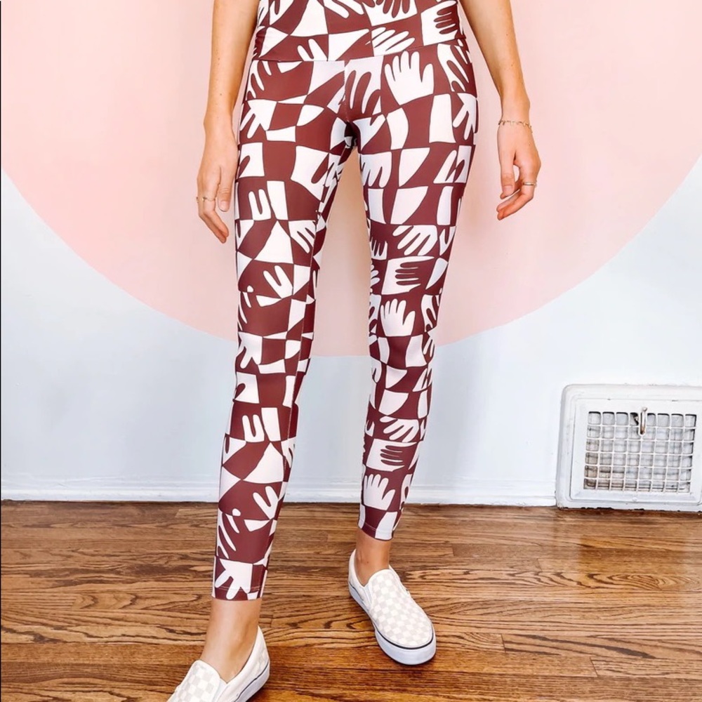 Dazey LA handprint leggings in clay and creme, size S